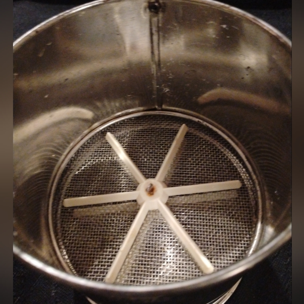 ANTIQUE 50 - 60"s ANDROCK 3 SCREEN ONE HANDED FLOUR SIFTER IN WORKING ORDER! - Picture 4 of 10